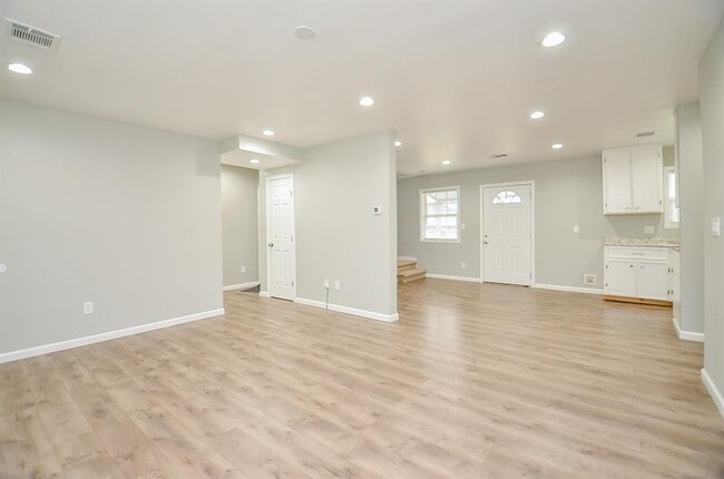 Building Photo - 2706 Sledge St