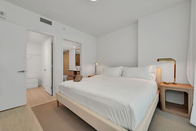 Building Photo - Fully furnished 2-bedroom residence in the heart of Brickell.