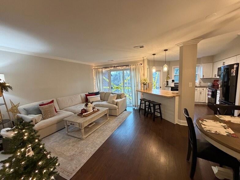 Building Photo - 7602 Lakeside Village Dr