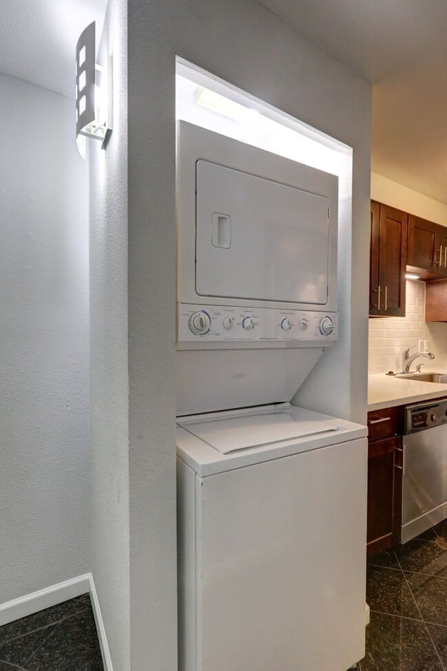 Building Photo - Downtown Bellevue 2BR 1BA Condo-Just Block...