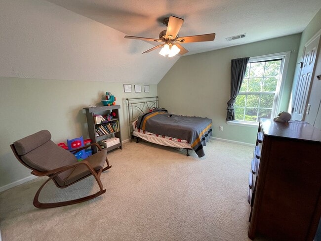 Building Photo - Charming 4 bedroom/2.5 bathroom in Tudor Branch!