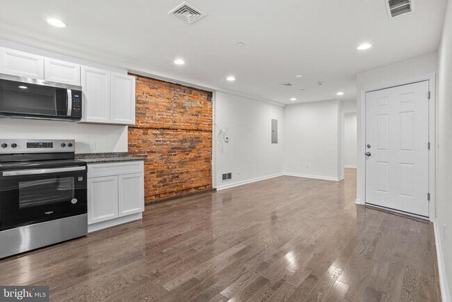 Building Photo - 819 11th Ave