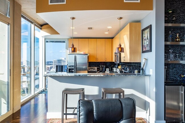 Building Photo - 777 N Ashley Dr