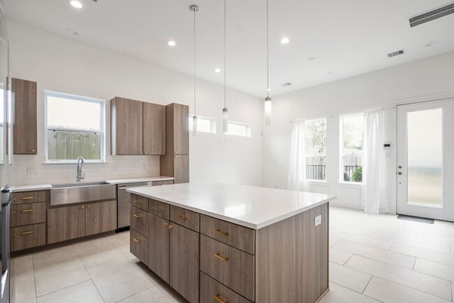 Building Photo - 594 Janisch Rd