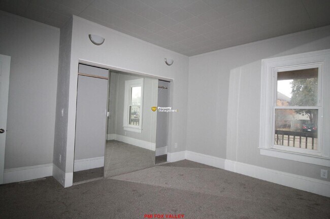Building Photo - Large 3 - Bedroom Duplex in Oshkosh