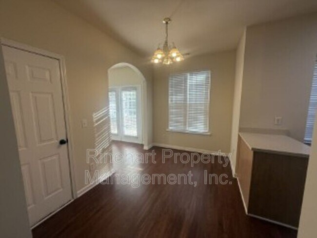 Building Photo - 2413 Woodridge Dr