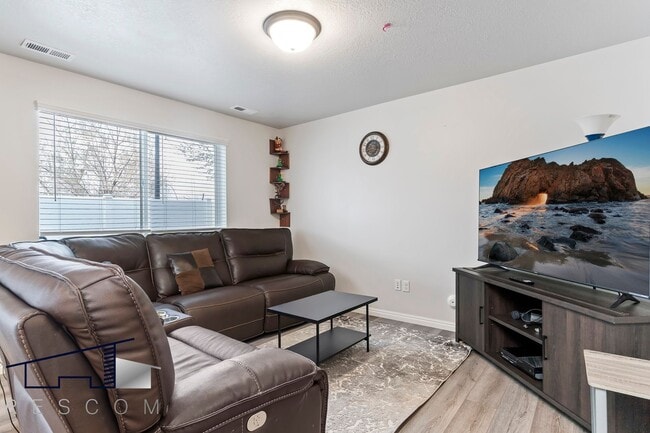 Building Photo - West Haven Utah 3 Bedroom 2.5 Bathroom Home!