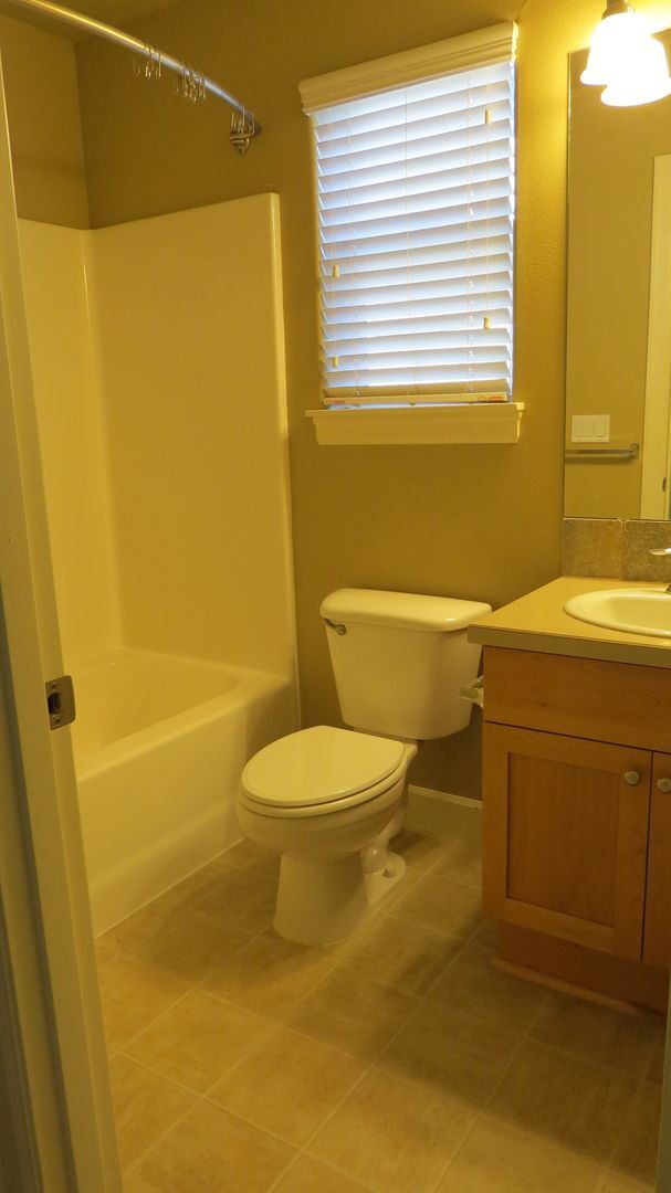 Building Photo - Beautiful home in neighborhood of Bend.  L...