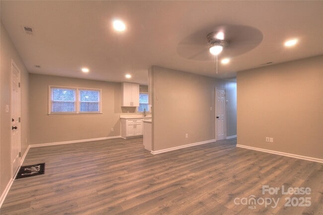 Building Photo - 1024 Sharon Dr