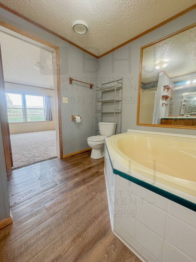 Building Photo - Dog Friendly, 3 Bed/ 2 Bath SFH