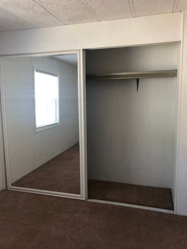 Building Photo - Charming 2 BR mobile home, minutes to Wrig...