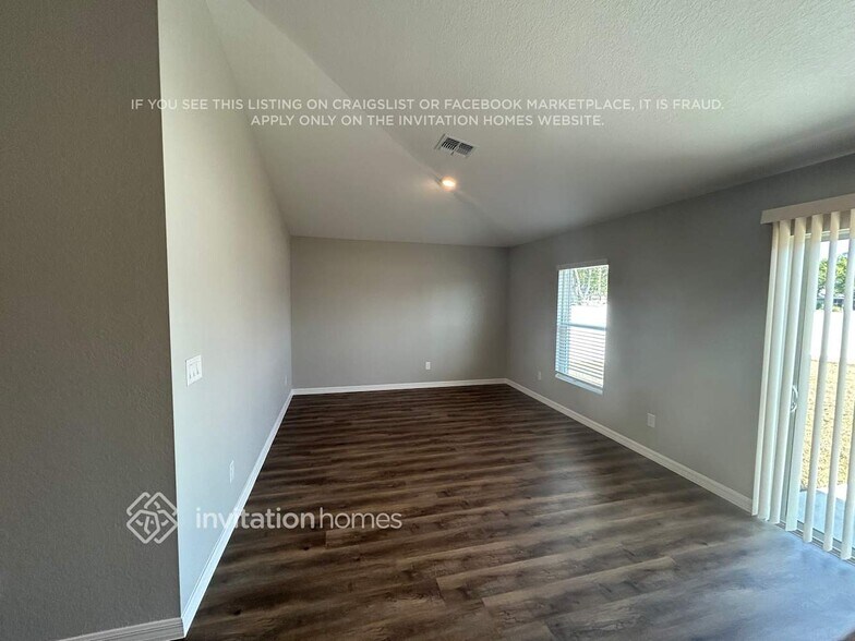 Building Photo - 711 NE 1st Ave