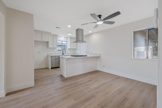 Building Photo - UPDATED CLOVIS HOME