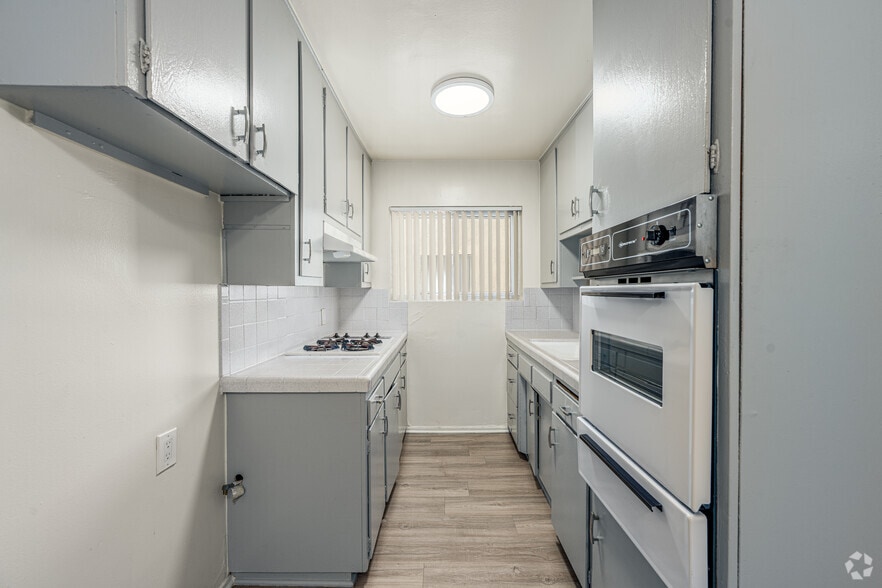 2BR, 2BA - 842SF - Kitchen - 217 W Tujunga Ave
