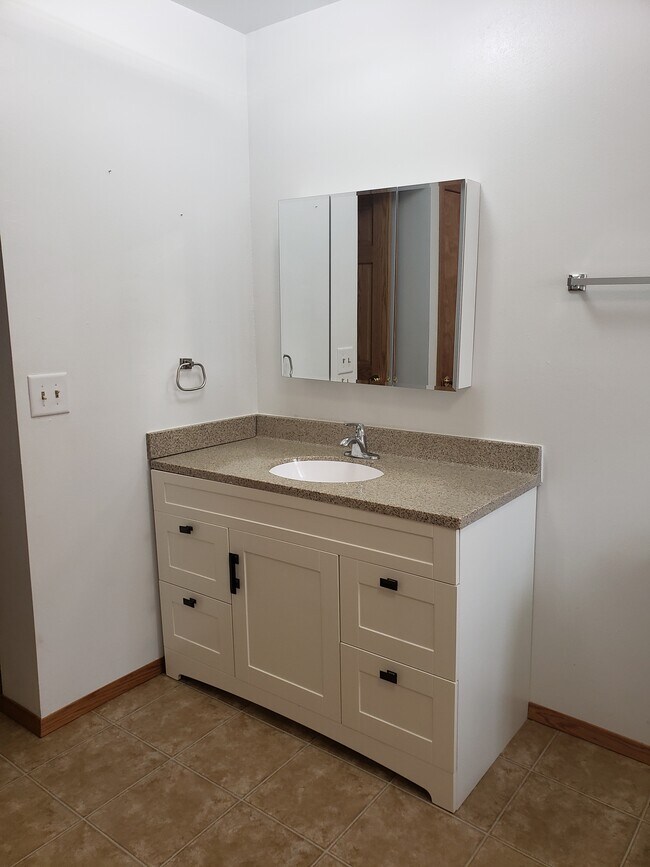 Building Photo - 608 W South St