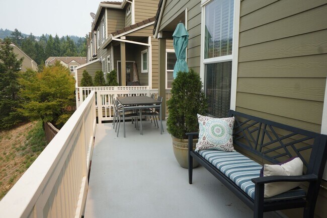 Building Photo - Spectacular NW Portland 3 bedroom Townhouse