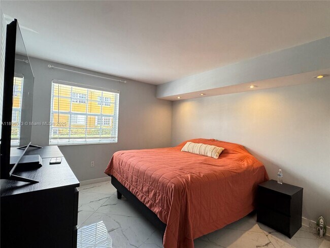 Building Photo - 9701 Fontainebleau Blvd