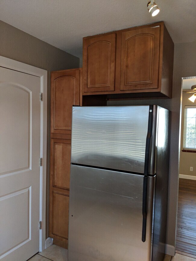 Building Photo - Mountain View 2 Bedroom 1 Bath Duplex on a Hill