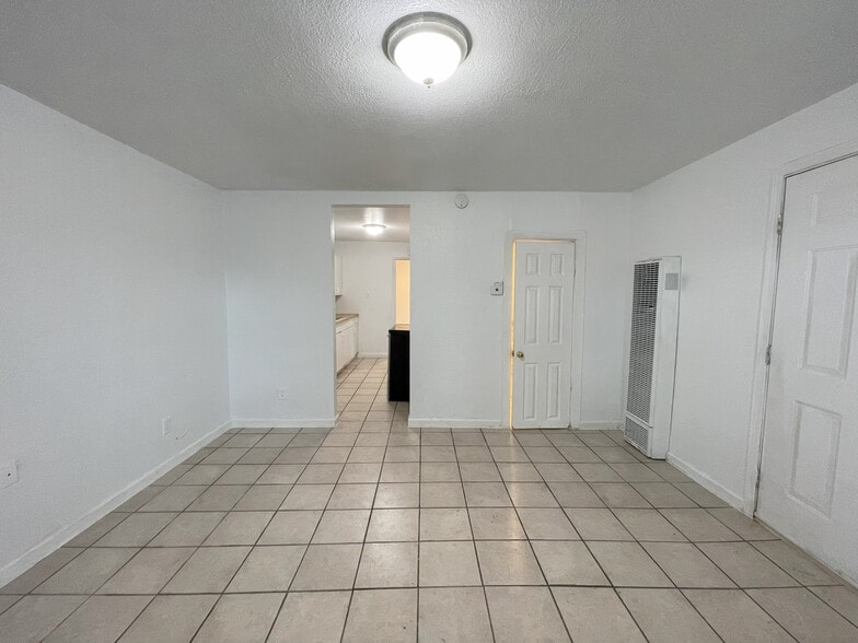 Building Photo - 7723 Molinos Ave