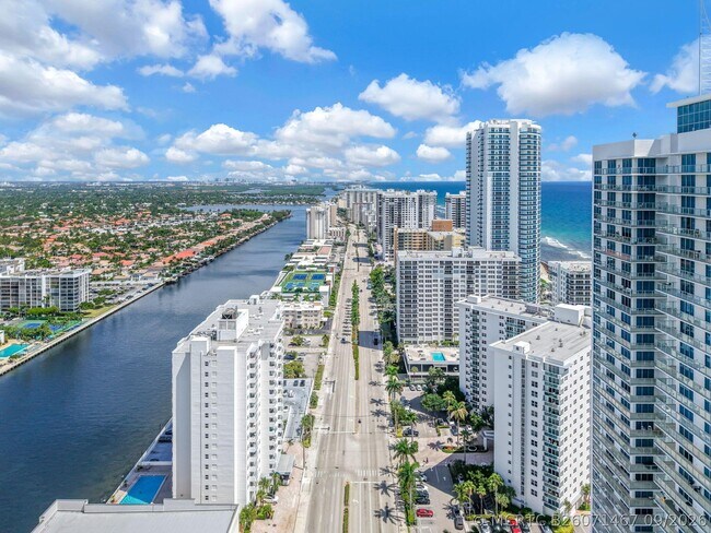 Building Photo - 3001 S Ocean Dr
