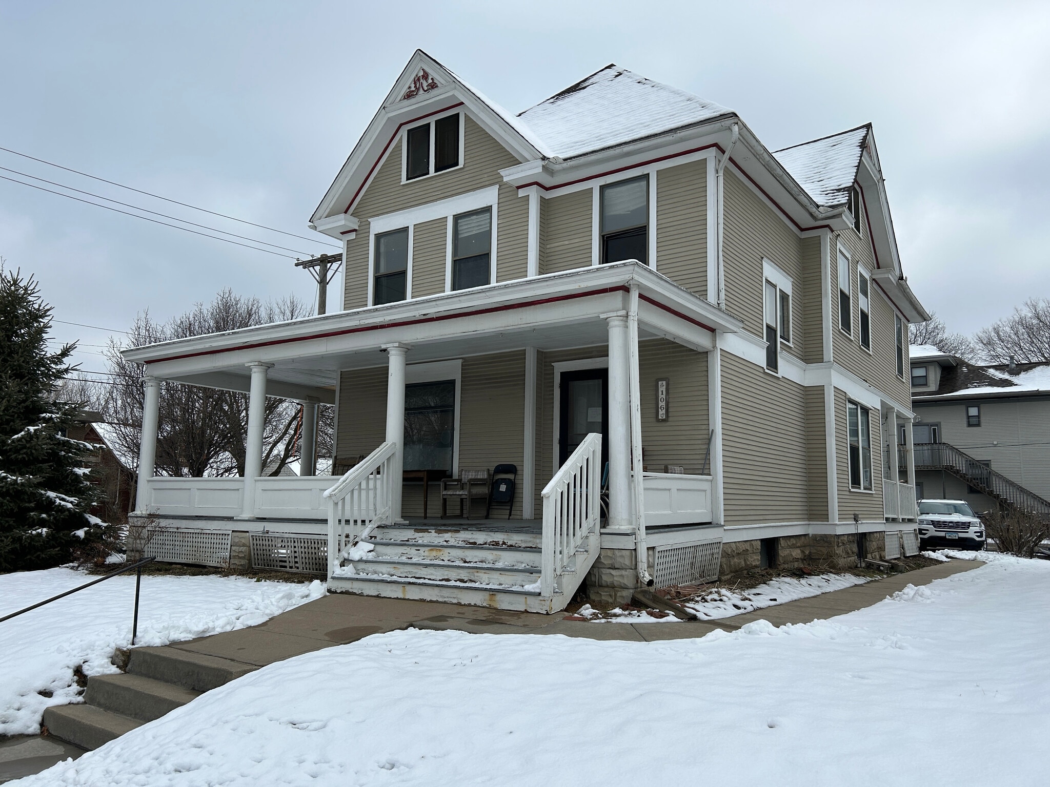 Building Photo - 106 S Dodge St