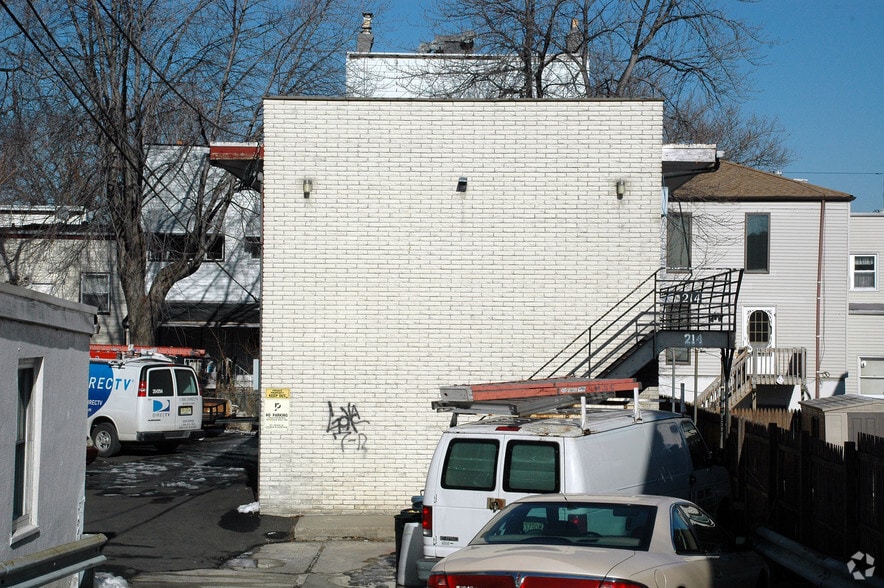 Building Photo - 214 68th St