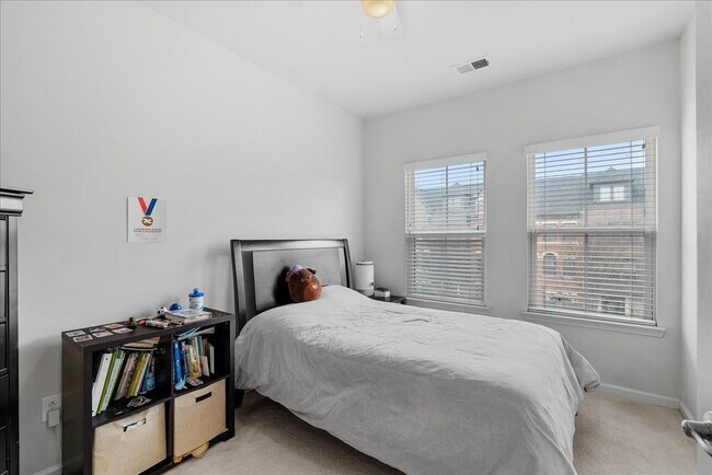 Building Photo - Stunning Luxury Townhome for Rent in Westmoore!