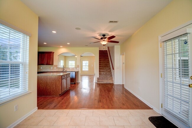 Building Photo - Gorgeous 5 Bedroom Home in Neighborhoods of Holly Ridge