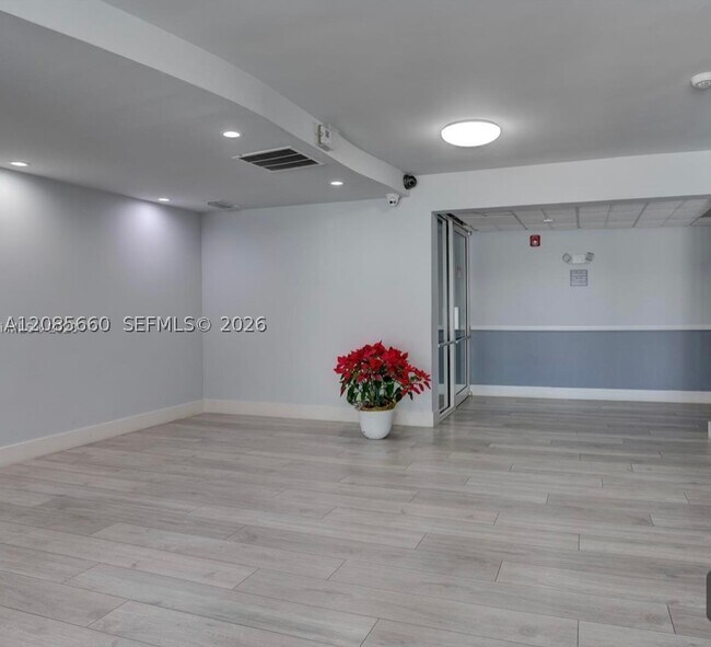 Building Photo - 9125 SW 77th Ave