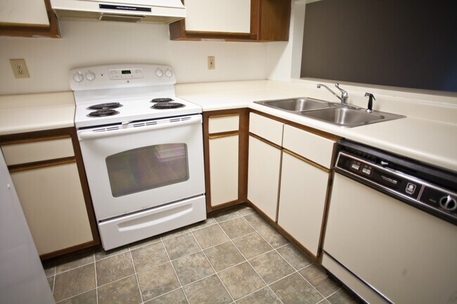 Building Photo - Wonderful 2BR garden apartment a few block...