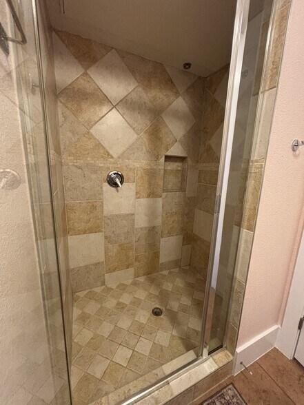 Guest bath - 2600 Hillsboro Pike