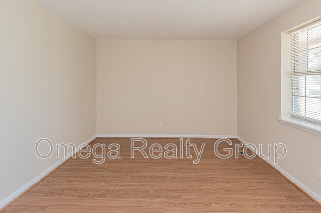 Building Photo - 213 Ashley Dr