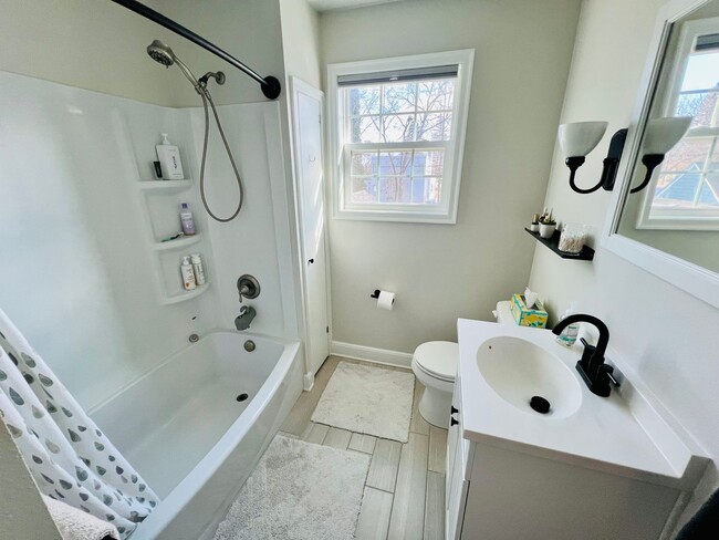 Building Photo - Beautiful 4 Bed 3 Bath Home for Rent! Great Location, Modern Updates!