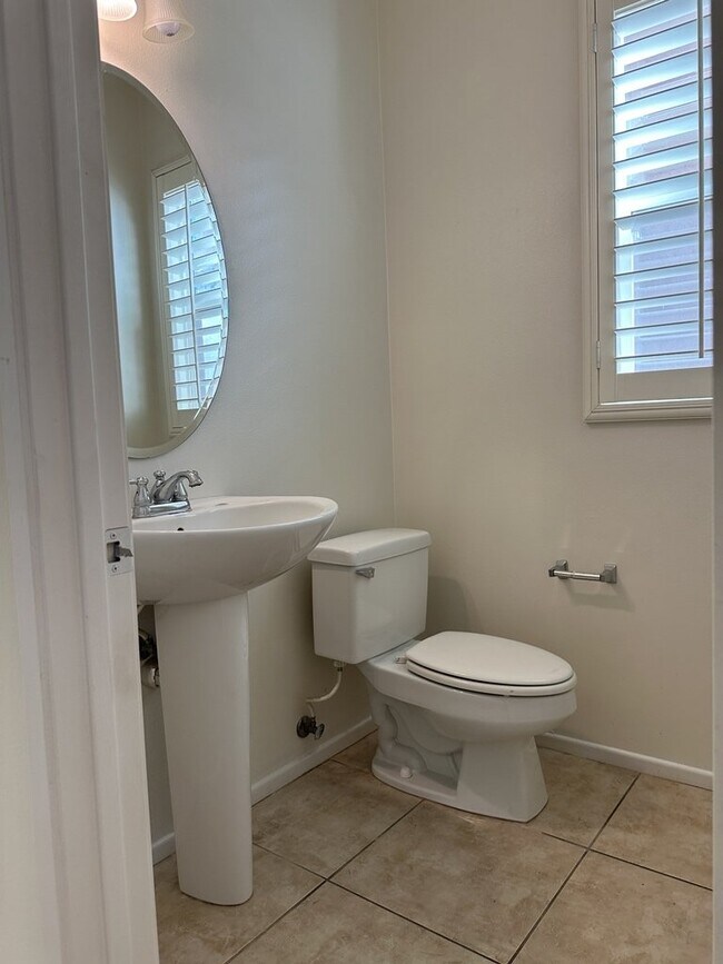Building Photo - "Charming 3-Bedroom Riverside Retreat with 2.5 Baths – 1598 Sq Ft of Comfort on Winterberry Drive!"