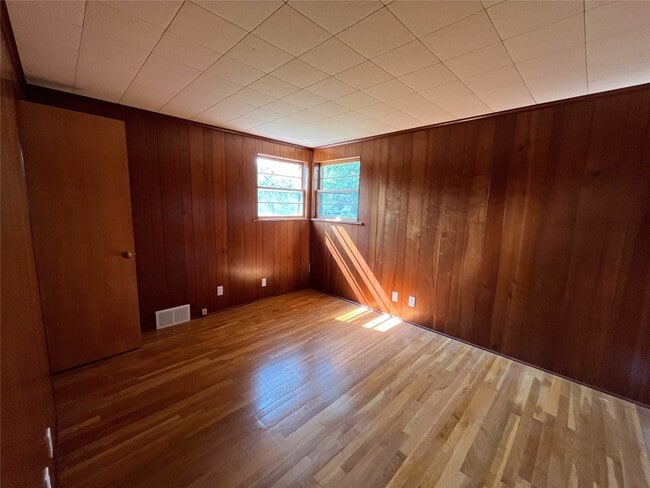 Building Photo - 3011 Country Club Rd