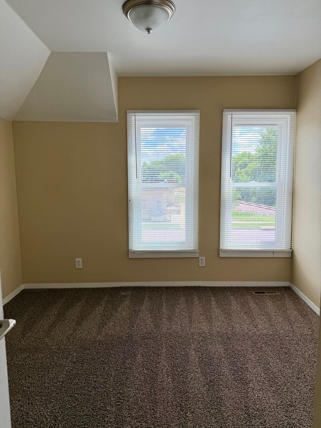 Building Photo - 3 Bed/1.5 Bath House For Rent with 2 Car Garage!