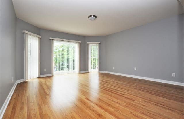 Building Photo - 6240 N Sacramento Ave