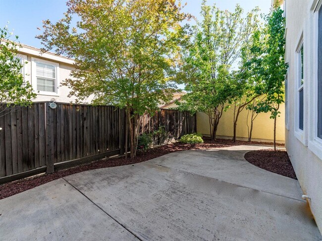 Building Photo - Beautiful Enclave updated unit!