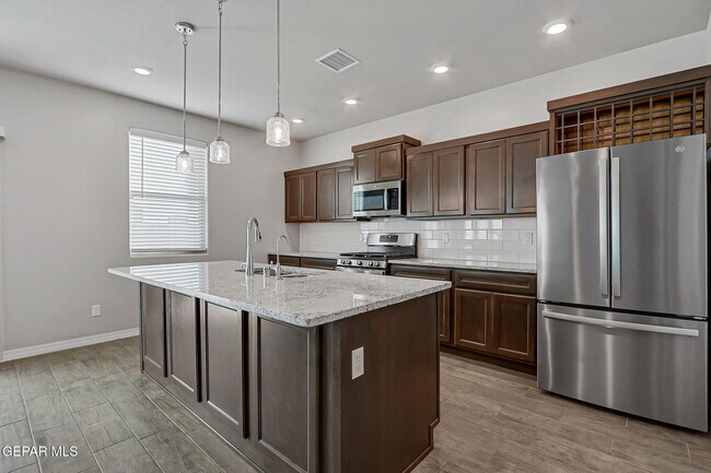 Building Photo - 13130 Oakhampton Ave