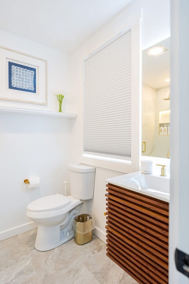 Building Photo - 42 White St Pl