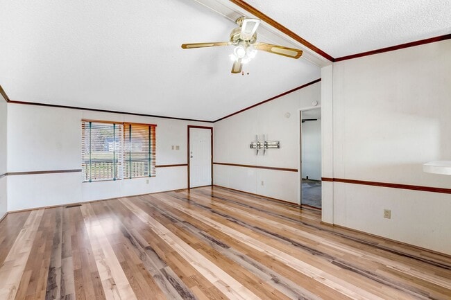 Building Photo - 3 Bedroom/2 Bathroom Home For Rent