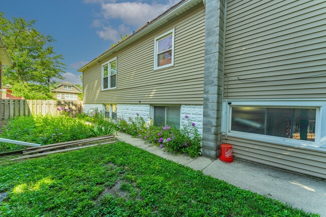 Building Photo - 1327 S Harvey Ave