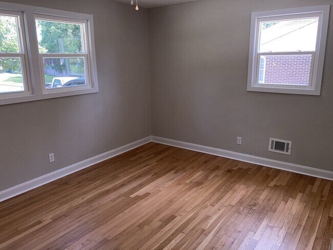 Building Photo - 5 Monaview St