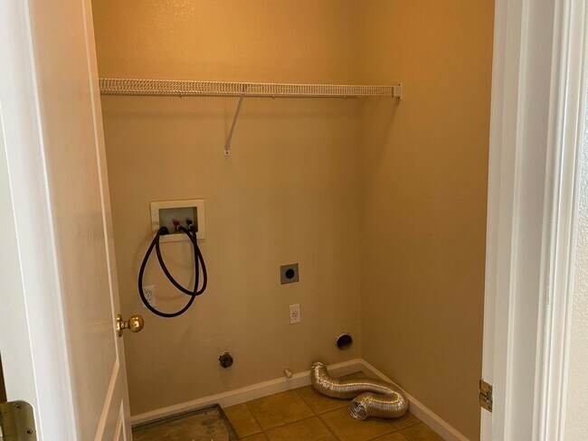 Building Photo - Charming Stockton 3 bedroom and 2 full bat...