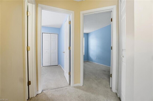 Building Photo - 716 Aylesbury Dr