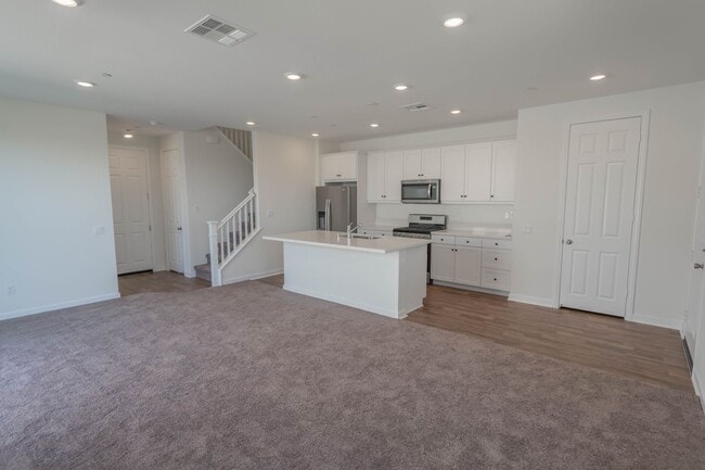 Building Photo - Five Points 3 Bedroom Home in Valencia!
