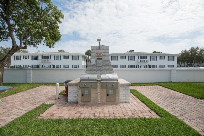 Building Photo - 2260 NE 67th St