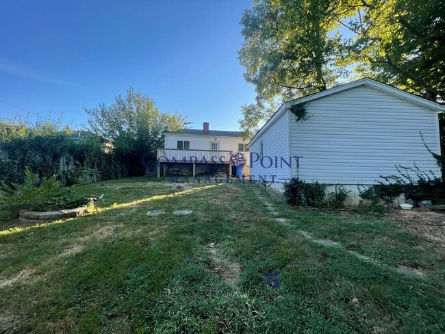 Building Photo - Spacious 3 bedroom and 1 bath house!