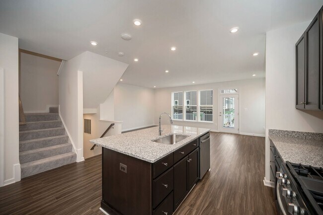 Building Photo - Great Townhome in Embrey Mill