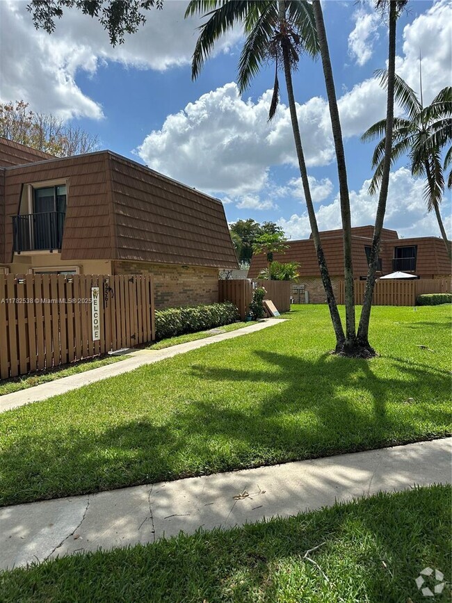 Building Photo - 2563 Lakeview Ct